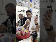 Pelanggan mengunjungi